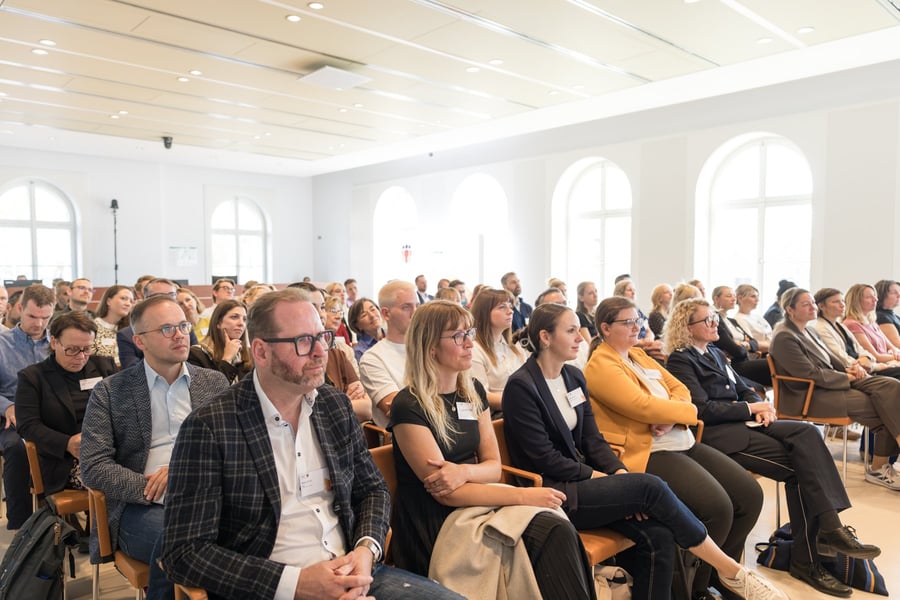 Volles Haus: Gäste beim amtlich voran Forum am 1. Oktober 2026 in Berlin